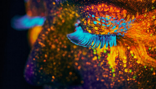 UV focení: Jak rozzářit portrét pomocí černého světla